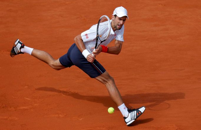 Srbský tenista Novak Djokovič dobíhá míček od Francouze Jo-Wilfrieda Tsongy během čtvrtfinále French Open 2012.