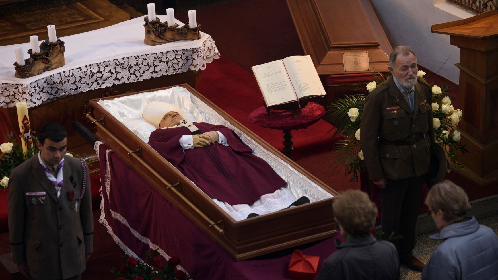 Kardinál Miloslav Vlk - vystavené ostatky