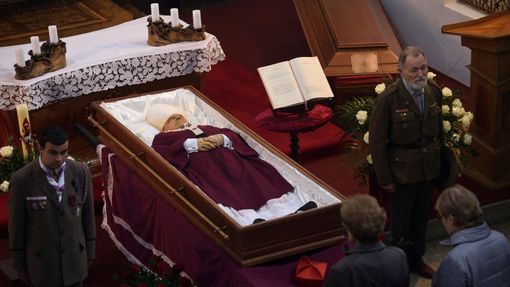 Rakev s ostatky kardinála Miloslava Vlka vystavená v kostele sv. Benedikta na Hradčanském náměstí v Praze.