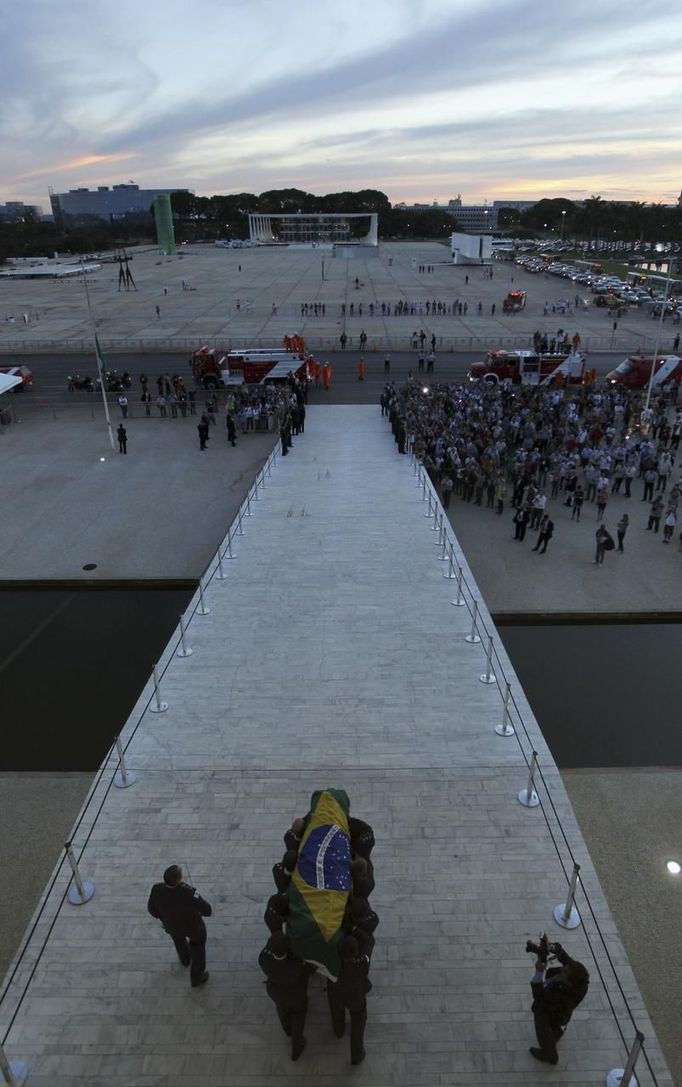 The coffin of architect Oscar Niemeyer leaves the Planalto Palace in Brasilia December 6, 2012. Niemeyer, a towering patriarch of modern architecture who shaped the look of modern Brazil and whose inventive, curved designs left their mark on cities worldwide, died late on Wednesday. He was 104. Niemeyer had been battling kidney and stomach ailments in a Rio de Janeiro hospital since early November. His death was the result of a lung infection developed this week, the hospital said, little more than a week before he would have turned 105. REUTERS/Paulo Whitaker (BRAZIL - Tags: SOCIETY OBITUARY) Published: Pro. 6, 2012, 10:24 odp.