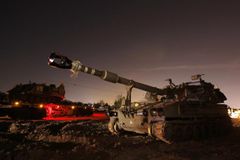 A 155mm mobile cannon (front) is seen after it was transported to an area just outside the northern Gaza Strip November 15, 2012. Two rockets fired from the Gaza Strip targeted Tel Aviv on Thursday in the first attack on Israel's commercial capital in 20 years, raising the stakes in a showdown between Israel and the Palestinians that is moving towards all-out war. REUTERS/Amir Cohen (ISRAEL - Tags: POLITICS CIVIL UNREST) Published: Lis. 15, 2012, 7:52 odp.