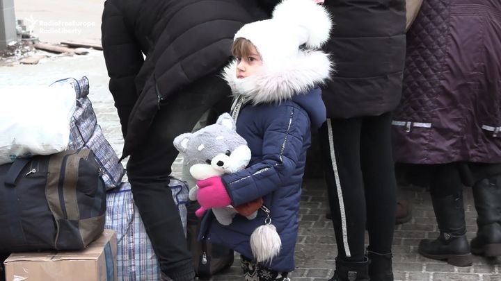 U postele mají díru od granátu. Je to děsivé, tvrdí uprchlíci žijící u Soledaru; Zdroj foto: Aktuálně.cz/Rádio Svobodná Evropa