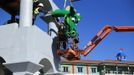 Workers hoist a dragon's head made of Lego bricks into position as construction continues on North America's first ever Lego Hotel being built at Legoland in Carlsbad, California January 17, 2013. The three-storey, 250-room hotel will open April 5. REUTERS/Mike Blake (UNITED STATES - Tags: SOCIETY BUSINESS EMPLOYMENT TRAVEL CONSTRUCTION) Published: Led. 17, 2013, 11:36 odp.