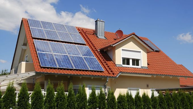 Solární panely na domě, ilustrační foto.