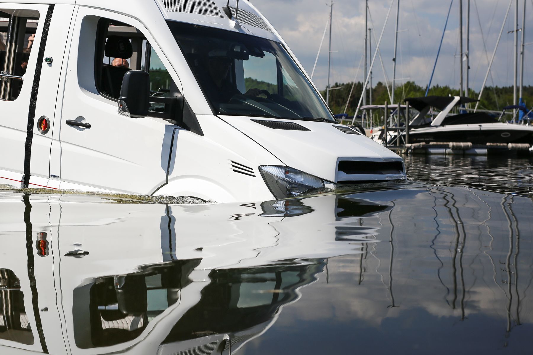 Obojživelný minibus Enjoy Sprinter, prototyp, základem je Mercedes Sprinter