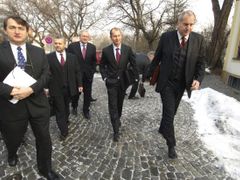 Hejtmani v čele s Evženem Tošenovským (vpravo) přichází na schůzku s ministrem Rathem a premiérem Paroubkem do Kramářovy vily v Praze. Jednání se týkalo neziskových nemocnic a připravovaného zákona.