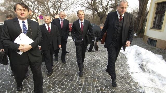 Hejtmani v čele s Evženem Tošenovským (vpravo) přichází na schůzku s ministrem Rathem.