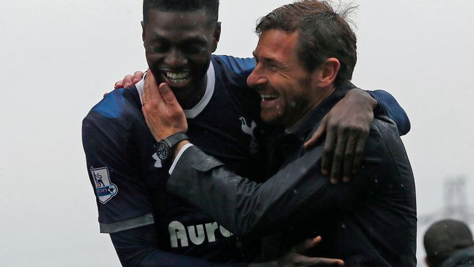 Trenér Andre Villas-Boas a Emmanuel Adebayor se radují z výhry Tottenhamu nad Stoke