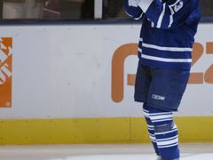 Kapitán Toronta Mats Sundin zdraví fanoušky poté, co dal svoji 500. branku v NHL.