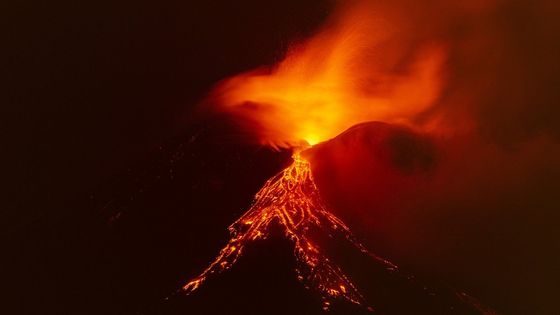 V úterý večer se nad Sicílií objevily jasné záblesky – sopka Etna začala opět chrlit lávu.