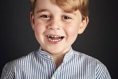 Rozesmátý George slaví čtvrté narozeniny. Královská rodina se pochlubila novým portrétem prince