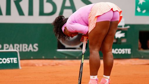 Serena Williamsová v zápase 1. kola French Open s Andreou Hlaváčkovou.