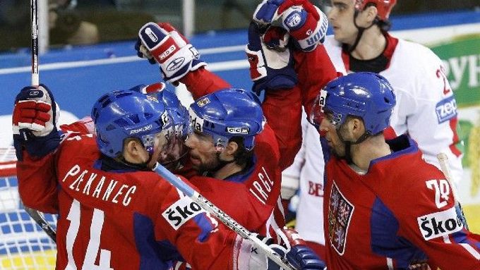 Čeští hokejisté se radují z vyrovnávacího gólu Tomáše Rolinka.