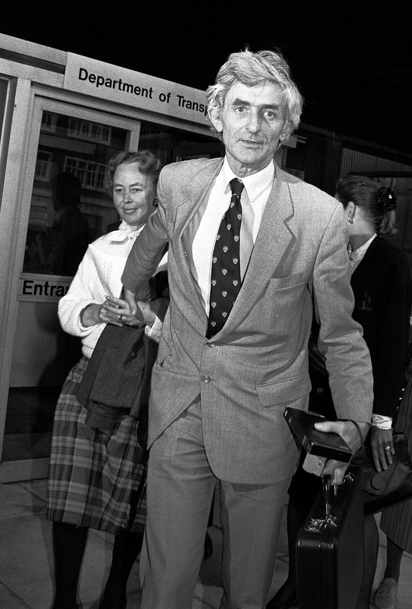 Dr. Jim Swire a jeho manželka Jane opouštějí 19. září 1989 Ministerstvo dopravy v Londýně po jednání s ministrem Cecilem Parkinsonem o bezpečnosti na letištích.