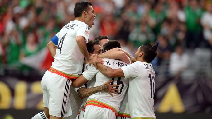Radost mexických fotbalistů v zápase proti Uruguayi