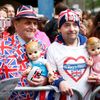 Podporovatelé královské rodiny oslavují narození potomka Kate a Williama