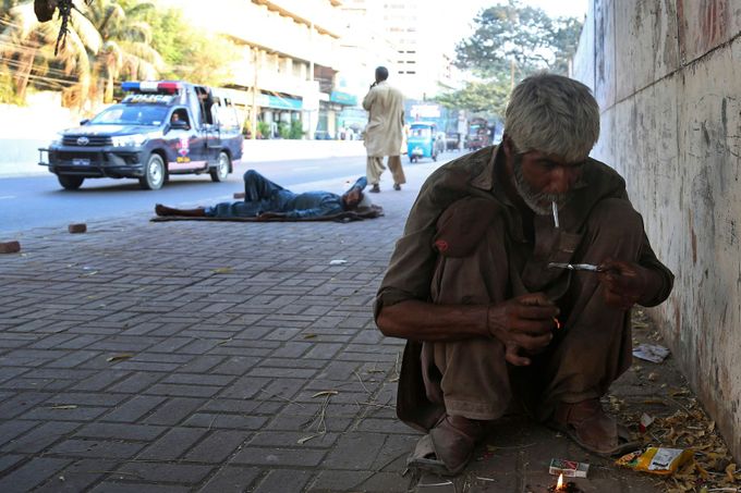 Drogově závislý muž na ulici v Karáčí, Pákistán.