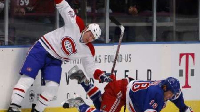 Obránce New Yorku Rangers Marc Staal v souboji s křídlem Montrealu Canadiens Michaelem Ryderem.