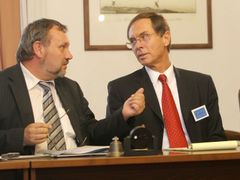 Explorative talks (KSČM's parliamentary faction leader Pavel Kováčik gestures towards Jan Švejnar during a recent grilling session)