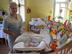 V kojeneckém ústavu v Krči čeká na nové rodiče 100 dětí