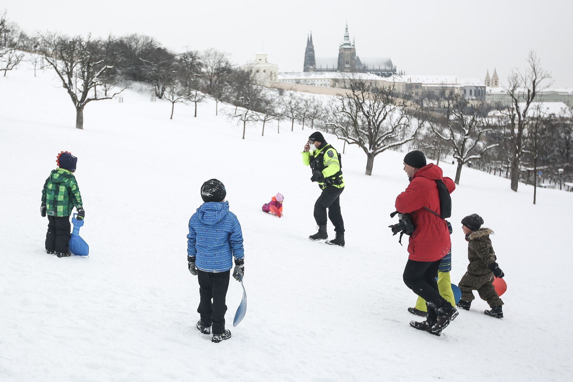 Lyžování, běžky, snowboard, zima, sníh, Praha, Petřín, Karlův most, 9. 2. 2021