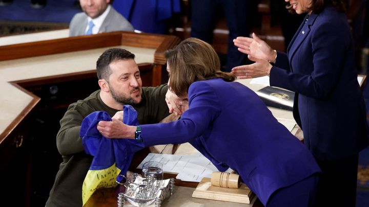 Zelená mikina i detail na poznámky. Nejlepší momenty ze Zelenského historické cesty; Zdroj foto: Reuters