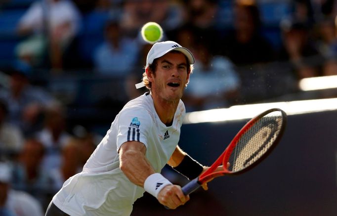 Britský tenista Andy Murray odpaluje míček proti Chorvatovi Marinu Čiličovi na US Open 2012.