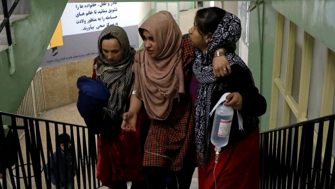 Afghánská žena v kábulské nemocnici, zranil ji výbuch bomby v autě. Rok 2019.