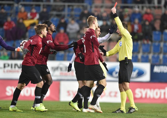 fotbal, Fortuna liga, Slovácko - Sparta, sudí Radek Příhoda vylučuje Eldara Čiviče