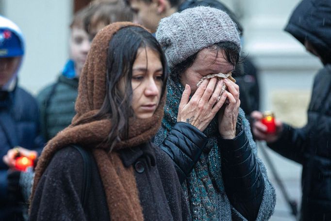 Pietní místo u Karolina 22. prosince, kam lidé po střelbě na Filosofické fakultě nosí květiny a svíčky.