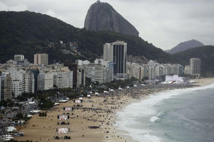 Mši na pláži sloužil brazilský arcibiskup Orani Joao Tempesta.