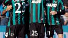 Fotbalisté Sassuola slaví gól (Berardi, Vrsaliko)