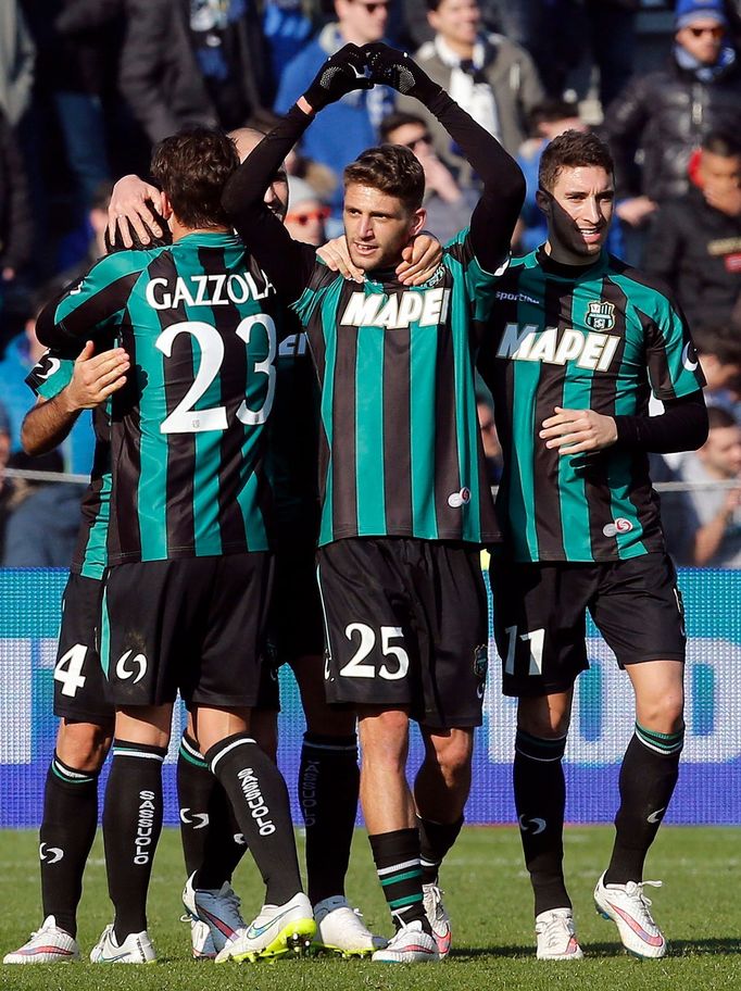 Fotbalisté Sassuola slaví gól (Berardi, Vrsaliko)