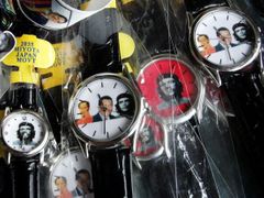Účastníky Světového sociálního fóra spojuje většinou levicová orientace: hodinky s portréty Guevary a Cháveze