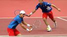 Radek Štěpánek a Tomáš Berdych během čtyřhry na Davis Cupu proti Francouzům.