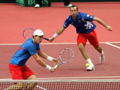 Radek Štěpánek a Tomáš Berdych během čtyřhry na Davis Cupu proti Francouzům.