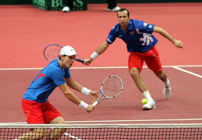 Radek Štěpánek a Tomáš Berdych během čtyřhry na Davis Cupu proti Francouzům.