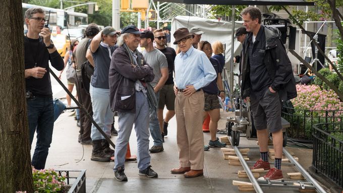 Woody Allen (uprostřed v klobouku) při natáčení filmu Deštivý den v New Yorku.