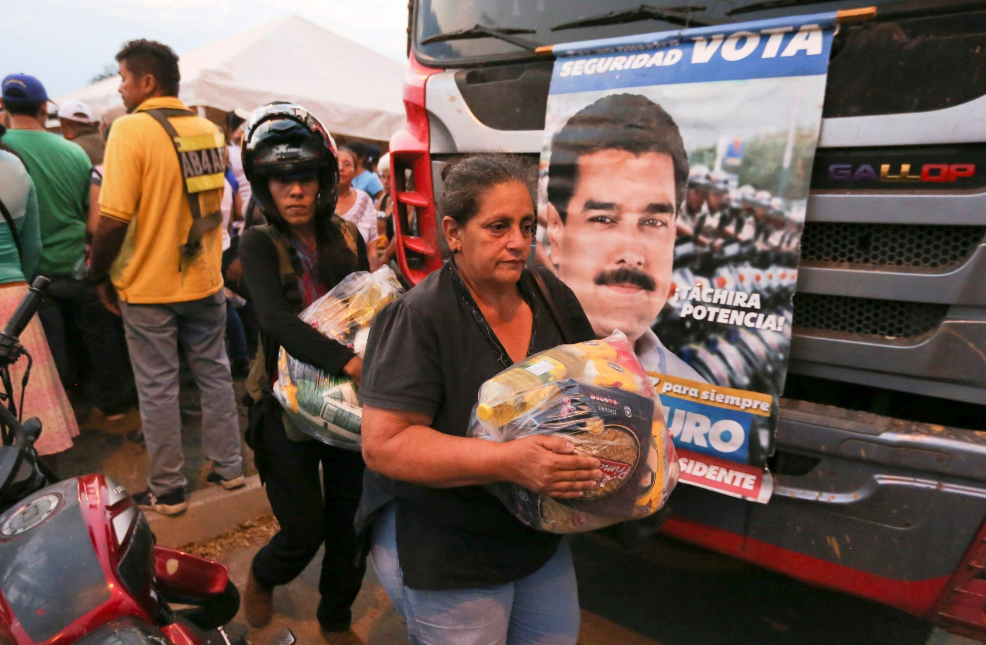 Lidé ve frontě na humanitární pomoc, kterou zajistila vláda Nicoláse Madura ve Venezuele.