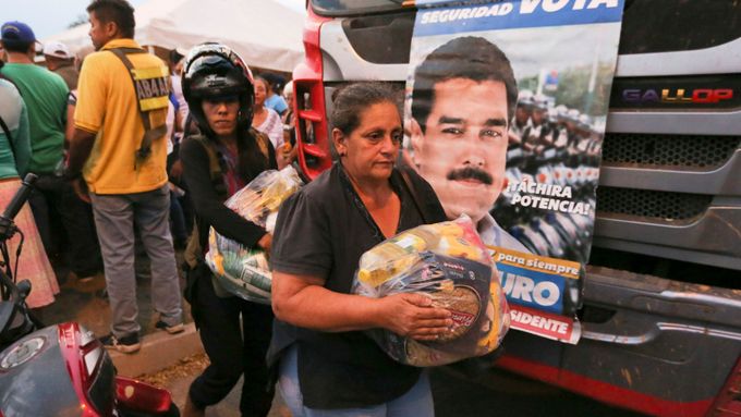 Zatímco Madurova vláda blokuje humanitární pomoc zajištěnou Američany, nabízí lidem vlastní. Venezuelci na ni čekají fronty.