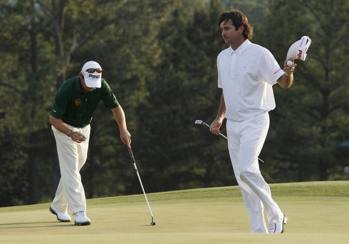 Vítěz Masters Bubba Watson (vpravo), přihlíží poražený Louis Oosthuizen