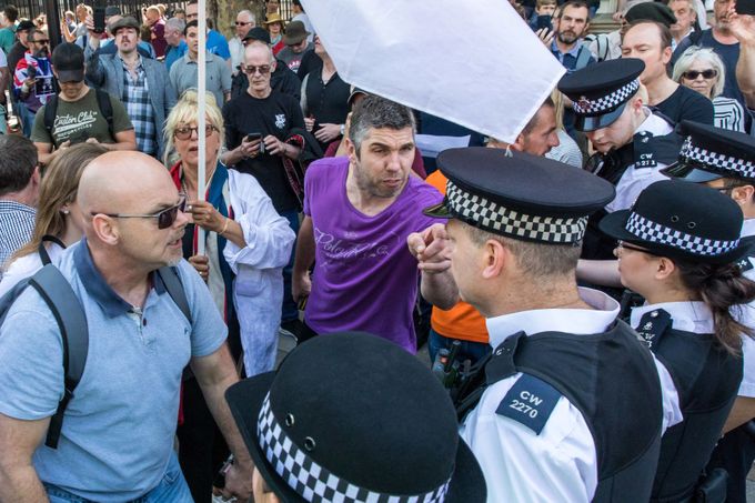 Záběry z demonstrace na podporu osobnosti britské krajně pravicové scény Tommyho Robinsona, která uskutečnila 26. května 2018 v blízkosti Downing Street v Londýně.