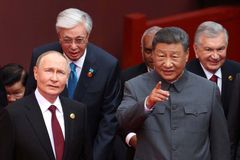 "Lidstvo mezi válkou a mírem." Přehlídku v Pekingu Trump bedlivě sledoval aspoň v TV