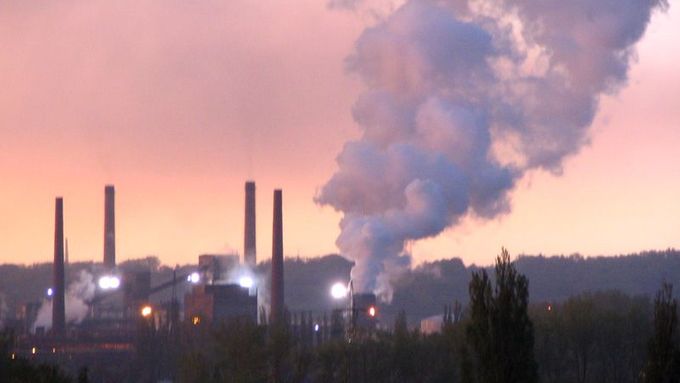 Na rozdíl od kouře a páry nad závody ArcelorMittal v Ostravě, není hluk vidět a nedá se vyfotit. Spolu s prachem a jedovatými látkami, však trápí lidi v okolí a ohrožuje jejich zdraví