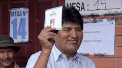 Bolivijský prezident Evo Morales hlasuje v referendu o sobě.