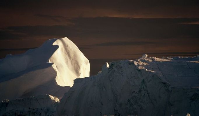 Ledovec nedaleko fjordu Jakobshavn. Z ostrova se nyní ztráci něco mezi 100 a 150 kilometrech čtverečních ledu ročně. Toto množství je větší, než kolik leží ledu v celých Alpách.