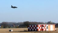 Provoz je minimální. Přistává L-39 Albatros.