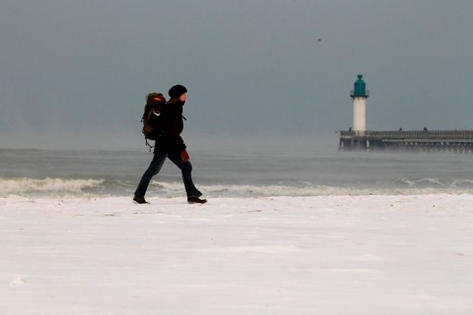 Na francouzských plážích v Calais se asi dost diví. Takovu nadílku tu už dlouho neměli.