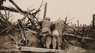 Na fotografii z roku 1916 pozorují britští důstojníci dělostřeleckou palbu během bitvy na řece Sommě.