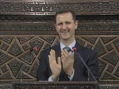 Bašár Asad při vystoupení v syrském parlamentu.